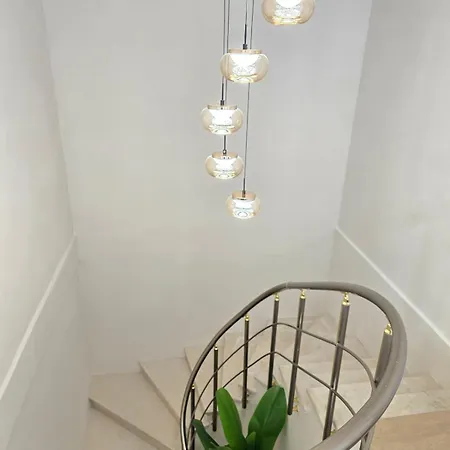 Center Duplex Penthouse For 9 *