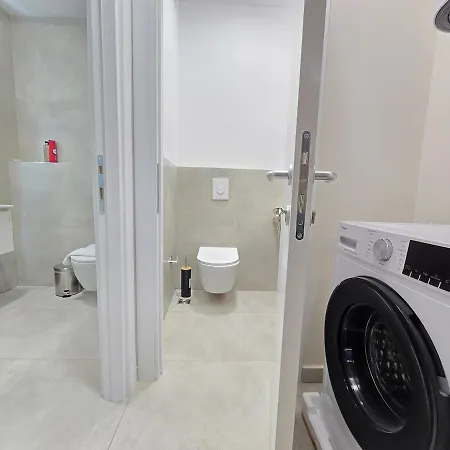 Center Duplex Penthouse For 9 * 地拉那