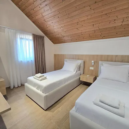 Center Duplex Penthouse For 9