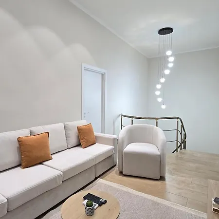 Center Duplex Penthouse For 9 * 地拉那