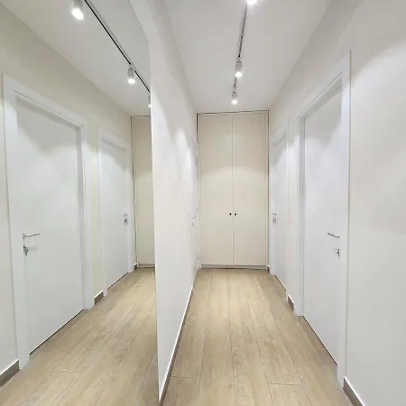 Center Duplex Penthouse For 9 * 地拉那